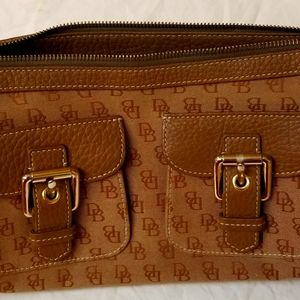 Small dooney and bourke signature purse